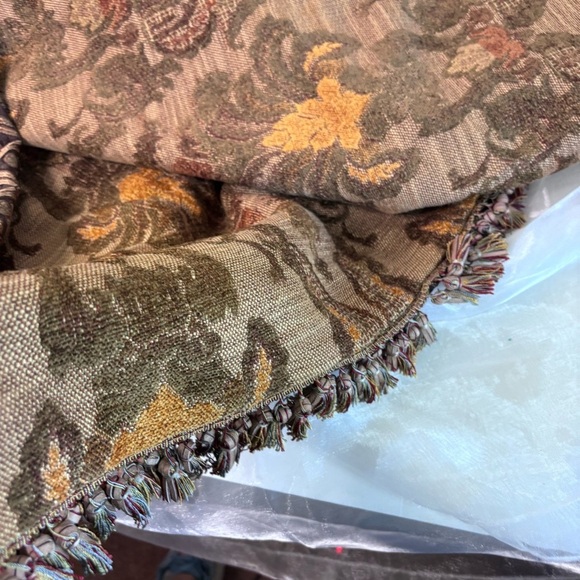 Reversible Heavyweight fabric 50x50” Throw! Dresses up your bed, table,sofa etc! - Picture 3 of 7